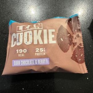 پروتئین بار اورجینال مای پروتئین کوکی شکلات تلخ و برری 50گرم MyProtein Lean Cookie Dark Chocolate & Berry (کد0394)